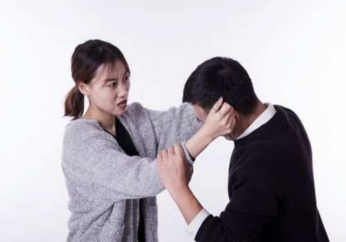 成都侦探事务所：保姆忘记小孩在电梯怎么判的